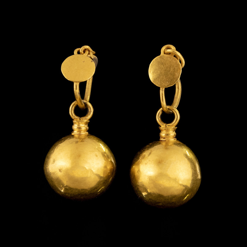 A PAIR OF GOLD EARRINGS WITH ROMAN GOLD HOOPS.
1st-2nd century A.D.
H. 28 mm....
