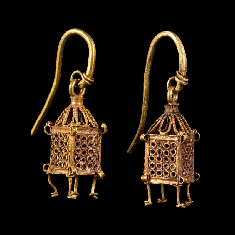 A PAIR OF EARLY ISLAMIC GOLD EARRINGS.
Ca. 12th century A.D.
H. 35 mm

Prove...