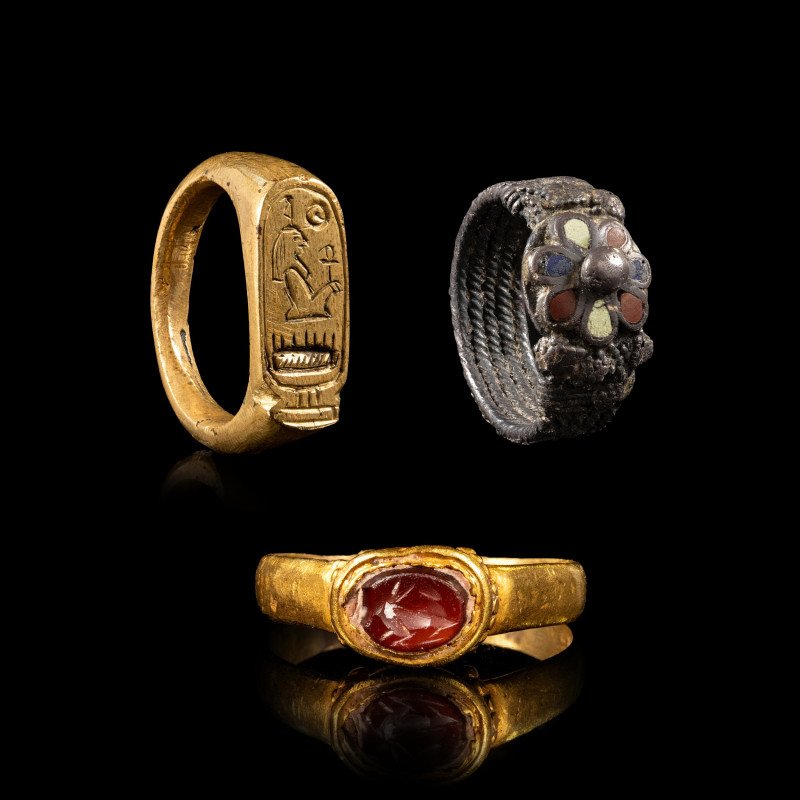 A GROUP OF 3 RINGS IN GILDED BRONZE, SILVER WITH INLAYS AND GOLD WITH CARNELIAN ...