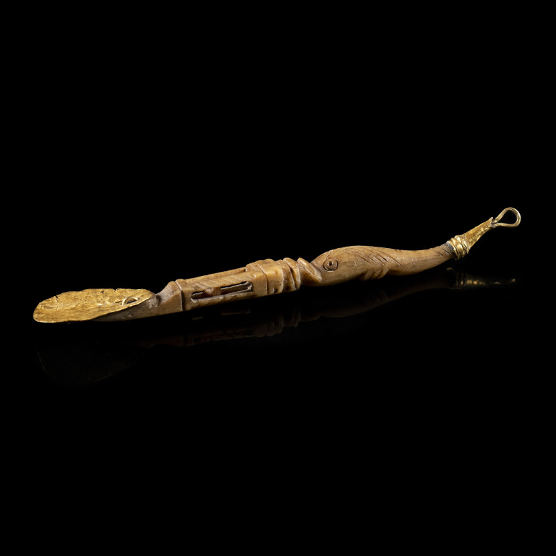 A LATE ROMAN BONE AND GOLD COSMETIC SPOON.
3rd-4th Century A.D.
L. 12 cm

Pr...