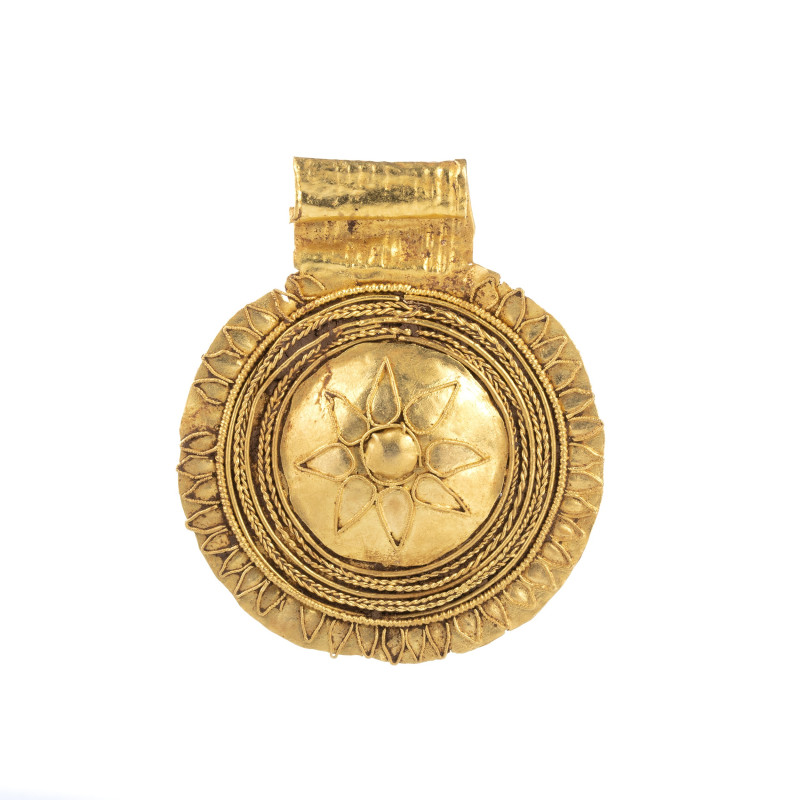 *A LARGE GREEK HELLENISTIC GOLD PENDANT.
3rd-2nd century BCE
L. 3,7 cm

Prov...