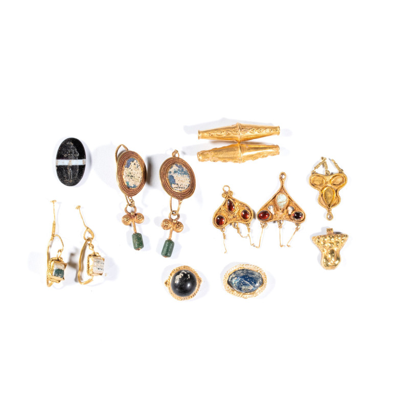 *A GROUP OF ROMAN GOLD JEWELRY.
2nd-3rd century A.D.
Max. L. 2 cm

Provenanc...