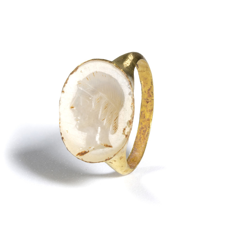*AN EASTERN MEDITERRANEAN GOLD RING SET WITH AN AGATE INTAGLIO. HEAD OF APOLLO....