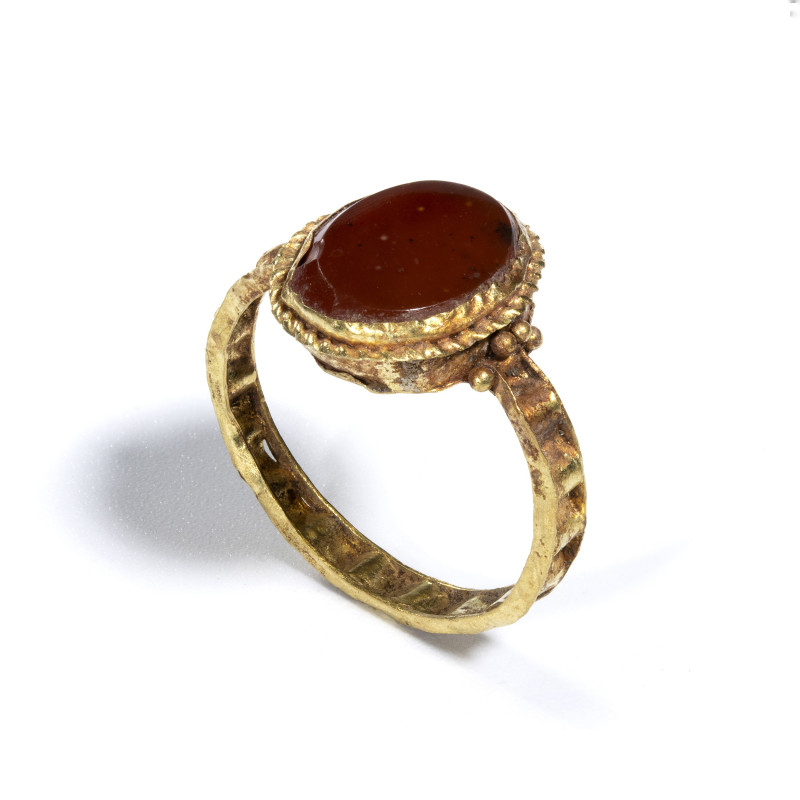 *A ROMAN GOLD RING WITH A CARNELIAN STONE.
3rd-4th century A.D.
Diam. 2,5 cm
...
