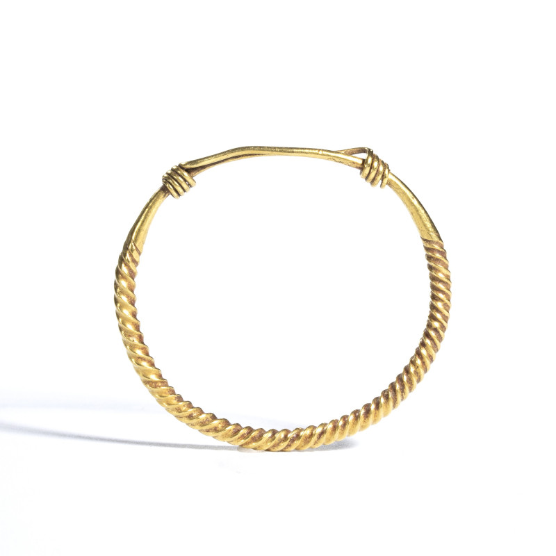 *A ROMAN GOLD CHILD BRACELET.
1s-2nd century A.D.
Diam. 4,2 cm

Provenance
...