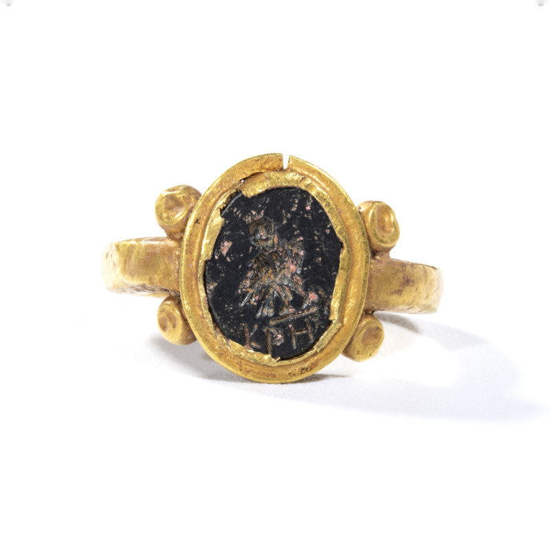 *A ROMAN GOLD RING SET WITH A JASPER INTAGLIO.
2nd-3rd century A.D.
Diam. 1,8 ...