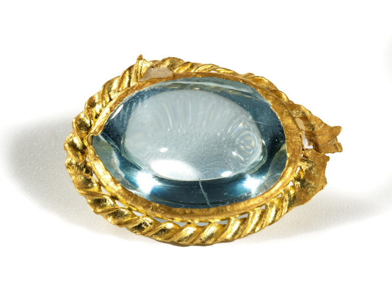 *A ROMAN GOLD PENDANT WITH A CABOCHON AQUAMARINE.
2nd-3rd century A.D.
L. 2,6 ...