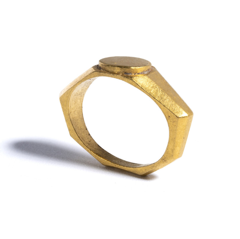 *A ROMAN GOLD RING WITH PLAIN BEZEL.
2nd-3rd century A.D.
Diam. 2,2 cm

Prov...
