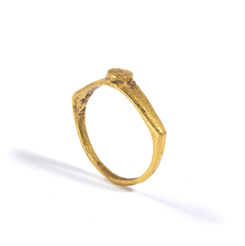 *A ROMAN GOLD RING WITH PLAIN BEZEL.
2nd-3rd century A.D.
Diam. 2,2 cm

Prov...