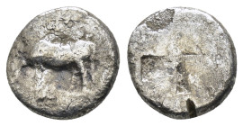 THRACE.Byzantion.(Circa 340-320 BC).Siglos.

Obv : ΠY.
Bull standing left on dolphin.

Rev : Mill-sail incuse.
SNG BM Black Sea 21.

Condition : Good ...