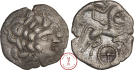Rédones (Région de Rennes), Statère à la roue, 80-50 avant J.-C., Av. Tête à droite, Rv. Cheval androcéphale conduit à droite par un aurige, tenant le...