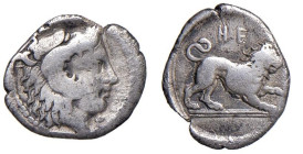 LUCANIA Heraclea - Diobolo (circa 433-330 a.C).- Testa di Eracle a d. / HE, Leone andante a d. - SNG ANS 6; HN Italy 1358 AG (g 0,99)

Status: MB