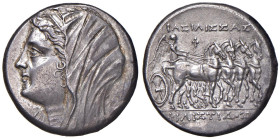 SICILIA Siracusa - Gerone II (274-216 a.C.) 16 Litre - Busto velato di Filistide a s. - R/ Nike su quadriga a d. - S. Cop. 822 var. AG (g 13,28) RR Ex...