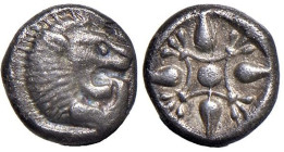 IONIA Mileto - Diobolo (?) - Testa di leone a d. - R/ Motivo ornamentale - S.Cop. 944-951 AG (g 1,28)

Status: BB+