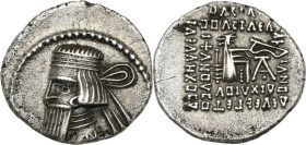 Royaume parthe, Artaban II (10-38)
Drachme ND, Ecbatane.
Av. Buste casqué à gauche.
Rv. Le roi à droite, assis sur un trône à dossier.
Sellwood 63.
3,...
