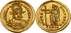 Théodose II (402-450)
Solidus (420-422), Constantinople.
Av. Buste casqué et cuirassé de face.
Rv. Victoria debout de face tournée à gauche, tenant un...
