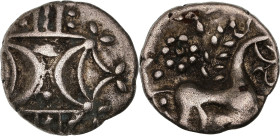 Iceni. Unité au nom d'Antedios ND (Ier s. Ap. J-C)
Av. Double croissant.
Rv. Cheval stylisé à droite.
Van A 715.
1,13 g. TTB