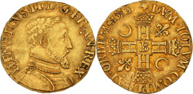 Henri II (1547-1559).
Henri d'or, 1er type 1553 B, Rouen
Av. Buste à droite du Roi, cuirassé, la tête nue.
Rv. Croix formée de quatre H couronnés, can...