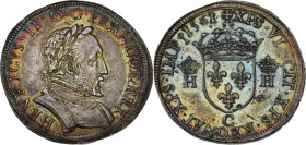 Henri II (1547-1559).
Teston au buste lauré, 2eme type, 1561 C, Saint-Lô.
Av. Buste à droite du Roi, cuirassé, la tête laurée.
Rv. Écu de France couro...