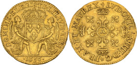 Louis XIV (1643-1715)
Lis d'Or 1656 A, Paris.
Av. Croix formée de quatre lis couronnés cantonnée de quatre petits lis divergeant du centre.
Rv. Écu de...