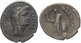 MONETE ROMANE PRE-IMPERIALI. GIULIO CESARE (100-44 a.C.) DENARIO
Ar. 44 a.C. C. Cossutius Maridianus. Zecca di Roma. 3,49 gr. 19 mm. RRR. Mb38. 
D: ...