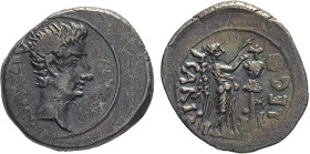 MONETE ROMANE IMPERIALI. AUGUSTO (27 a.C.-14 d.C.) QUINARIO
Ar. Emerita. 1,84 gr. 14 mm. RR. Bb36.
D: AVGVST. Testa nuda di Augusto a destra. 
R: P...