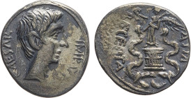 MONETE ROMANE IMPERIALI. AUGUSTO (27 a.C.-14 d.C.) QUINARIO
Ar. Zecca coloniale. 1,81 gr. 14 mm. R. Bb50.
D: CAESAR IMP. VII. Testa nuda di Augusto ...