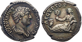 MONETE ROMANE IMPERIALI. ADRIANO (117-138 d.C.) DENARIO
Ar. Zecca di Roma. 3,40 gr. 19 mm. R. Bb50.
D: HADRIANVS AVG. COS. III. P. P. Busto drappegg...