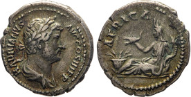 MONETE ROMANE IMPERIALI. ADRIANO (117-138 d.C.) DENARIO Ar. Zecca di Roma. 3,23 gr. 19 mm. R. Bb50.
D: HADRIANVS AVG. COS. III. P. P. Busto laureato ...