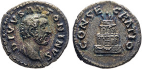 MONETE ROMANE IMPERIALI. ANTONINO PIO (138-161 d.C.) DENARIO CONIATO DOPO LA SUA MORTE
Ar. Zecca di Roma. 3,09 gr. 18 mm. NC. Bb42.
D: DIVVS ANTONIN...