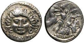 PLAUTIA. L. Plautius Plancus (47 a. C.). Denario (g. 3,73). Testa frontale di Medusa R/ L'Aurora in volo mentre guida i quattro cavalli del sole. B. 1...