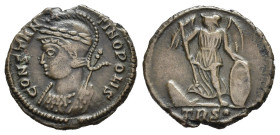 SERIE COMMEMORATIVA (330-354). Follis per Treveri. AE (g 2,22). Busto laureato e drappeggiato di Costantinopoli a sinistra, con scettro sulla spalla. ...