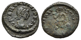 ARCADIO (383-408). Bronzo, zecca incerta. AE (g 1,15). Busto diademato, drappeggiato e corazzato a destra. R/ Vittoria avanza a sinistra, regge trofeo...