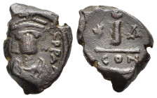 MAURIZIO TIBERIO (582-602). Decanummio per Costantinopoli. AE (g 4,30). Busto coronato, drappeggiato e corazzato di fronte. R/ Grande I tra stella e o...