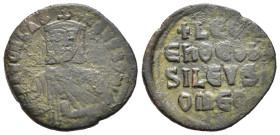 LEONE VI IL SAGGIO (886-912). Follis per Costantinopoli. AE (g 5,70). Busto coronato frontale, con clamide, regge akakia. R/ + LЄOn / Єn ΘЄΟ bΑ/SILЄVS...