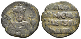 COSTANTINO VII PORFIROGENITO con ROMANO I (913-959). Follis per Costantinopoli. AE (g 6,40). Busto coronato e drappeggiato frontale, regge labarum e g...