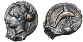 SICILE, SYRACUSE, Dionysios Ier (406-367), AE hémilitre, vers 405 av. J.-C. D/ T. d'Aréthuse à g., les cheveux repris dans une sphendoné. Derrière, de...