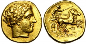 ROYAUME DE MACEDOINE, Philippe II (359-336), AV statère, 340-328 av. J.-C., Amphipolis. D/ T. l. d'Apollon à d. R/ ΦΙΛΙΠΠOY Bige au galop à d. Sous le...