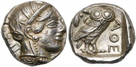 ATTIQUE, ATHENES, AR tétradrachme, vers 400 av. J.-C. D/ T. casquée d'Athéna à d., le casque orné d'un fleuron et de feuilles d'olivier. R/ AE Chouet...