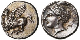 CORINTHE, AR drachme, 350-338 av. J.-C. D/ Pégase volant à g. En dessous, . R/ T. d'Aphrodite à g., portant un pendant d'oreille et un collier, les c...