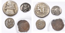 ROYAUME PARTHE, lot de 4 p.: Phraates IV, tétradrachme, avril 25 av. J.-C., Séleucie; Vologases III, drachme, Ecbatane; Vologases IV, drachme, Ecbatan...