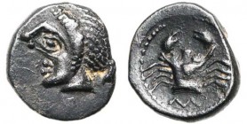 GAULE TRANSALPINE, Massalia, AR obole, 475-450 av. J.-C. D/ T. schématique à g., la chevelure en pointillé, l'oeil cerné, l'arcade sourcilère et le ne...