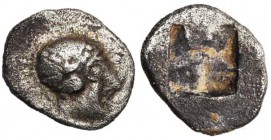 GAULE TRANSALPINE, Massalia, AR tritartémorion phocaïque, vers 475-465 av. J.-C. Type d'Auriol. D/ T. fém. à d., coiffée d'un bonnet orné de perles, d...