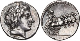 Anonyme (Gargilius, Ogulnius, Vergilius), AR denier, 86 av. J.-C., Rome. D/ T. l. d'Apollon à d. Dessous, foudre. R/ Jupiter conduisant un quadrige à ...
