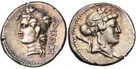 L. Cassius Longinus, AR denier, 78 av. J.-C., Rome. D/ T. de Liber à d., cour. de lierre, le thyrse sur l'épaule. R/ T. de Libera à g., cour. de feuil...