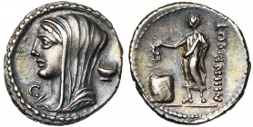 L. Cassius Longinus, AR denier, 63 av. J.-C., Rome. D/ T. voilée et diad. de Vesta à g. A d., coupe à deux anses. A g., C. R/ LONGIN·III·V Un électeur...