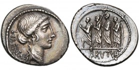 M. Iunius Brutus Q. Caepio, AR denier, 54 av. J.-C., Rome. D/ LIBERTAS T. de Libertas à d., parée de boucles d'oreilles et d'un collier. R/ BRVTVS Le ...