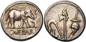 Jules César, AR denier, 49-48 av. J.-C., Gaule. D/ CAESAR Eléphant à d. piétinant un dragon. R/ Emblèmes sacerdotaux: culullus, aspergillum, hache et ...