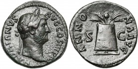 HADRIEN (117-138), AE as, 119-138, Rome. D/ HADRIANVS- AVG COS III PP T. l. à d. R/ ANNO-NA AVG/ S-C Modius contenant un pavot entouré de quatre épis,...