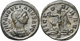 AURELIEN (270-275), AE denier de bronze, fin 274, Rome. D/ IMP AVRELIANVS AVG B. l., cuir. à d. R/ VICTORIA AVG/A Victoire marchant à g., ten. une cou...